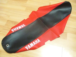 istuimen päällinen, Yamaha DT50 ´04- ( puna/musta tekstillä)