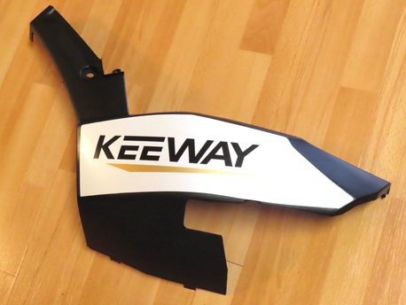 alasivukate, vasen - Keeway X-Blade - tarralla valko/kulta