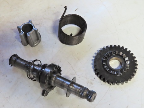 käynnistyspolkimen akseli + rattaat - Suzuki DR125 S ´82 käynnistyspolkimen akseli + rattaat - Suzuki DR125 S ´82