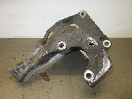 Subaru Impreza 2.0 ´06 - ohjaustehostimen pumpun jalka Subaru Impreza 2.0 ´06 - ohjaustehostimen pumpun jalka