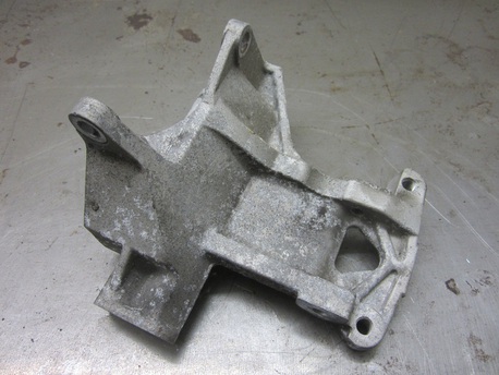 Subaru Impreza 2.0 ´06 - ilmastoinnin kompressorin jalka Subaru Impreza 2.0 ´06 - ilmastoinnin kompressorin jalka