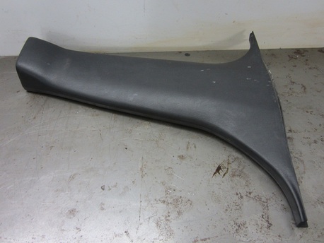 Subaru Impreza 2.0 ´06 - keskipilarin muovi - oikea