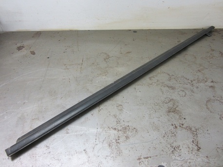 Subaru Impreza 2.0 ´06 - lasin tiivistelista - vasen etuovi Subaru Impreza 2.0 ´06 - lasin tiivistelista - vasen etuovi