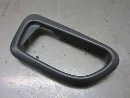 Subaru Impreza 2.0 ´06 - oven kahvan reunus - vasen takaovi Subaru Impreza 2.0 ´06 - oven kahvan reunus - vasen takaovi