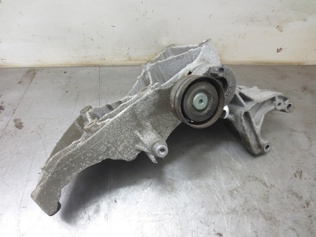 kiinnike laturille / kompressorille - Renault Laguna 1.8 16V ´03 kiinnike laturille / kompressorille - Renault Laguna 1.8 16V ´03