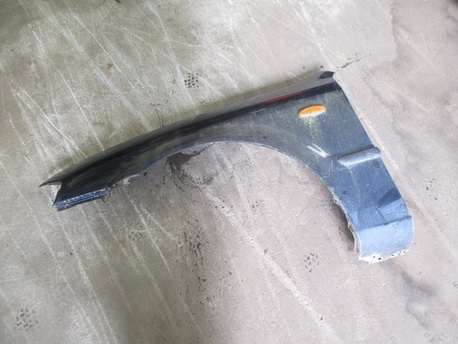 etulokasuoja vasen - Mazda 323 ( 2.0 ) ´99