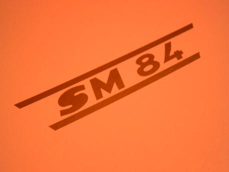 SM 84 - teksti sivuposkeen, Solifer SM 84 - teksti sivuposkeen, Solifer