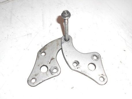 moottorin etu kiinnikelevyt - Suzuki RM250 ´87 moottorin etu kiinnikelevyt - Suzuki RM250 ´87
