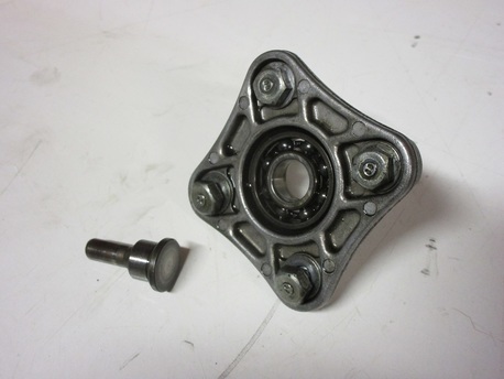 kytkimen paikelaakerin pidike - Honda XR80 ´86 kytkimen paikelaakerin pidike - Honda XR80 ´86